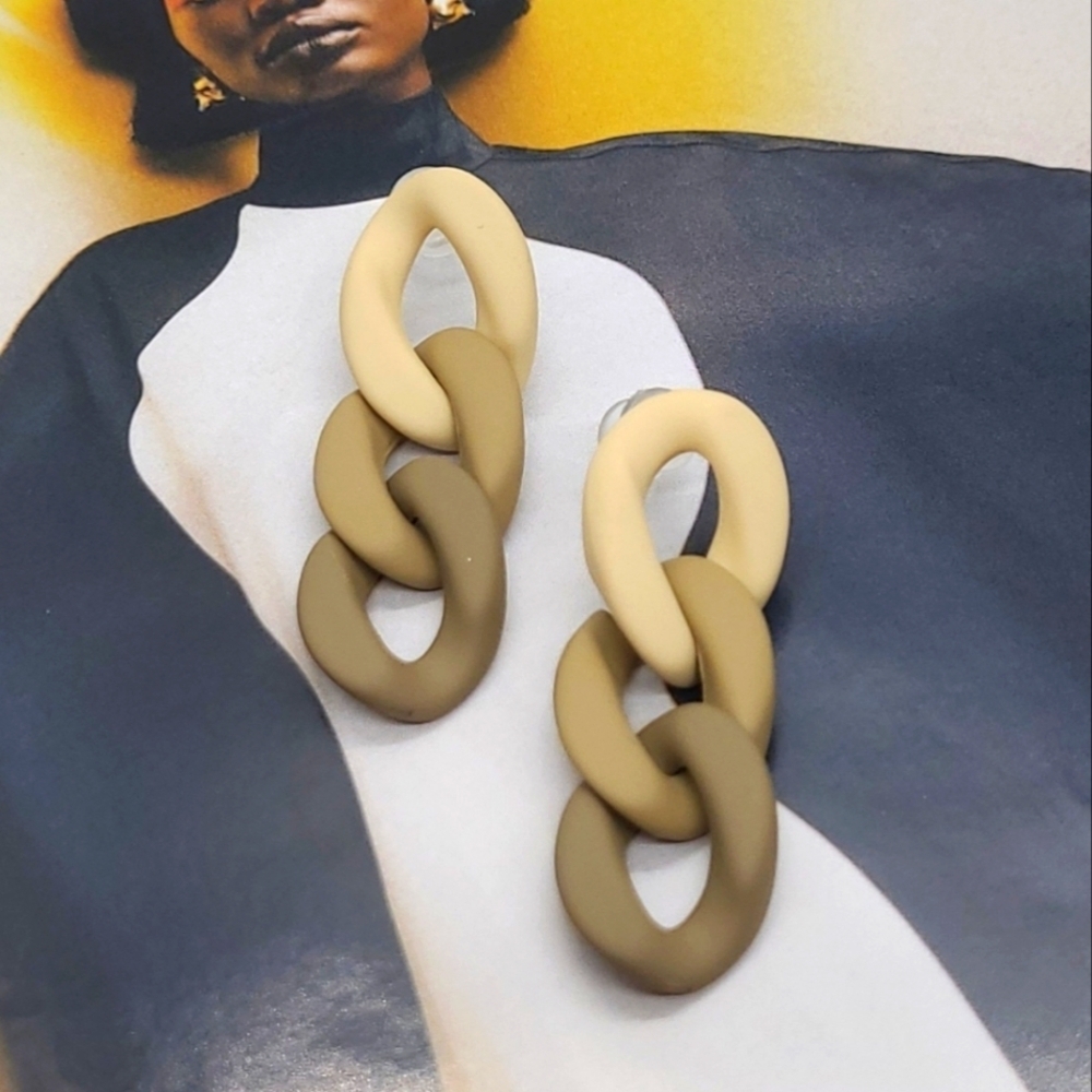 NWT Acrylic Cream Ombre Chain Link Dangle Earrings